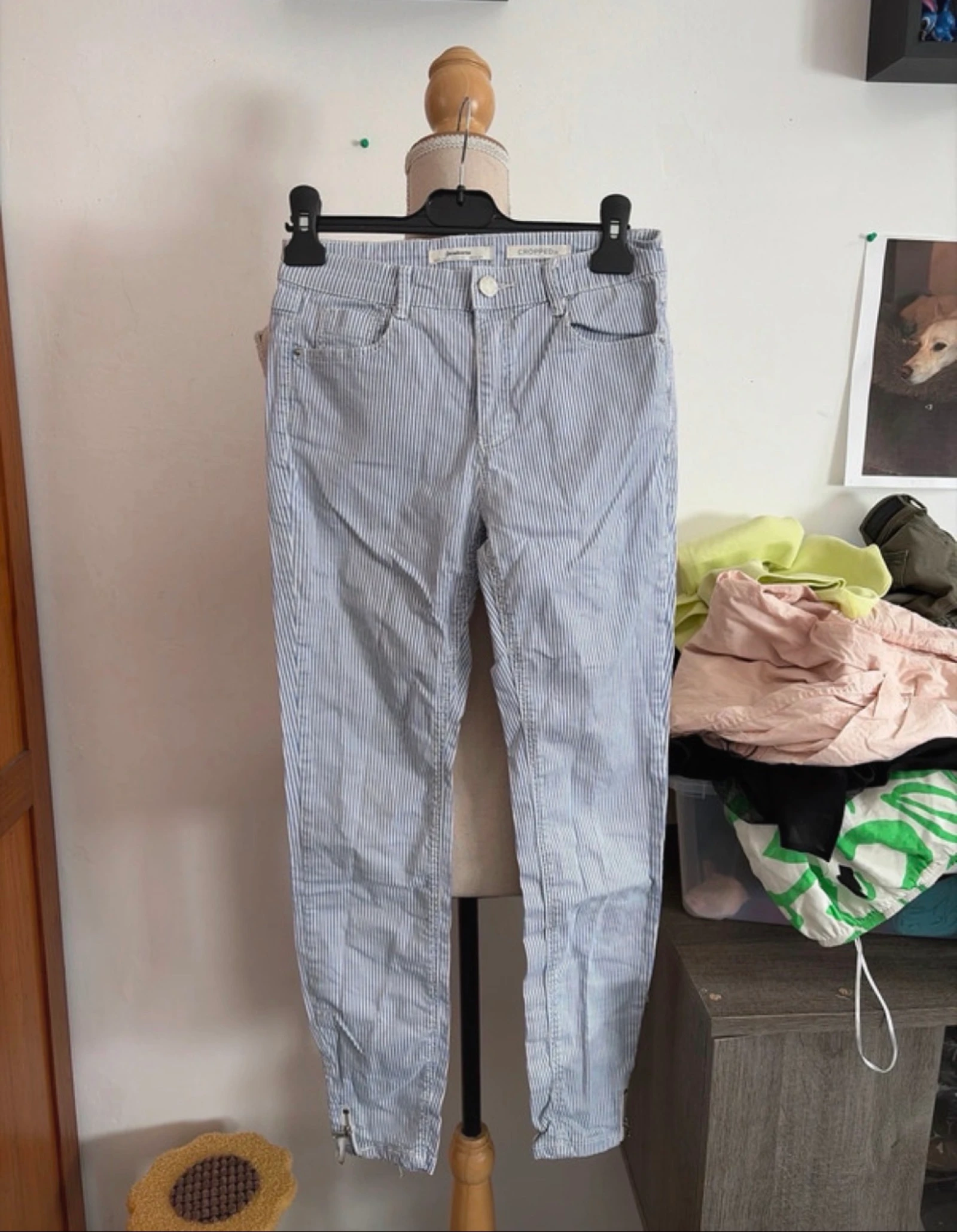Pantalon slim à rayures fines bleu et blanc 👖